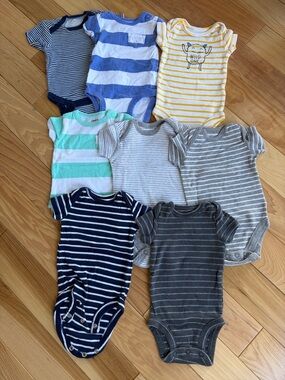 Lot of 8 short sleeve onesies - newborn